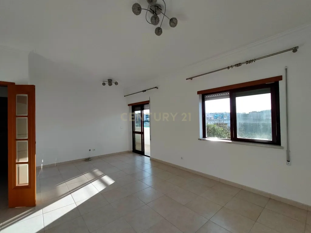 Apartamento T3 com Garagem - Image 3